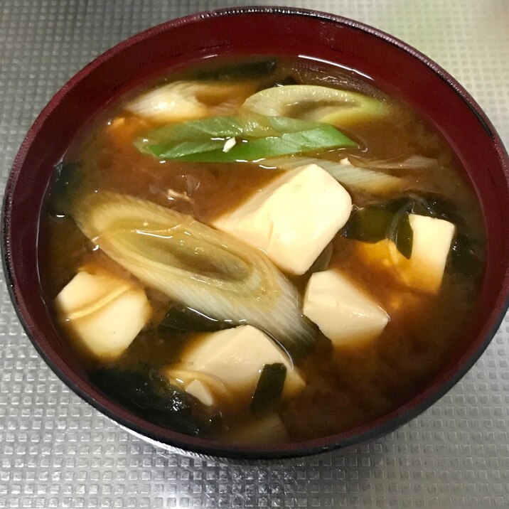 豆腐と白ネギとわかめの味噌汁